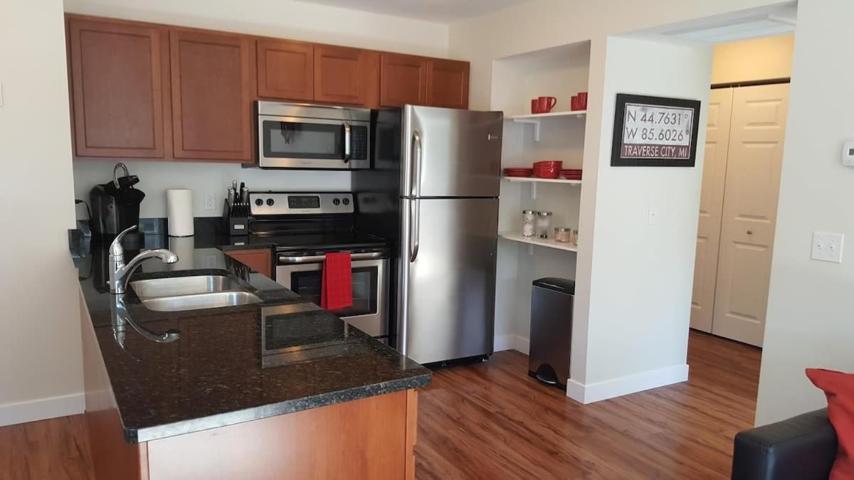 Modern And Pristine Condo -By The Gt Commons トラバーズ・シティ エクステリア 写真