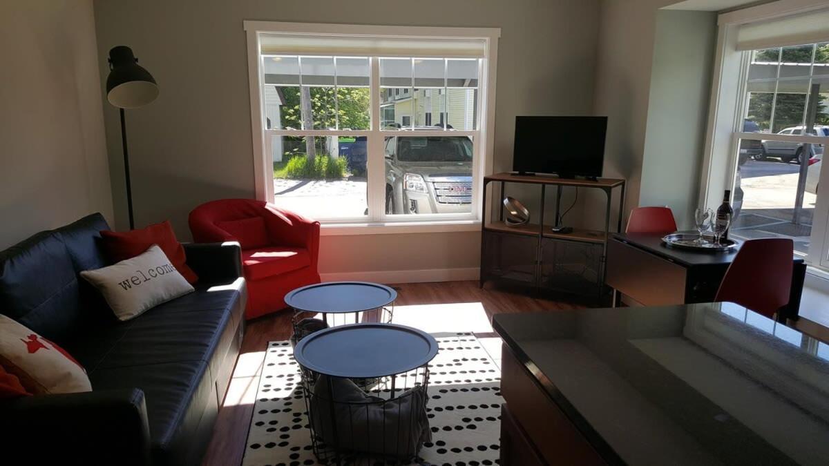 Modern And Pristine Condo -By The Gt Commons トラバーズ・シティ エクステリア 写真